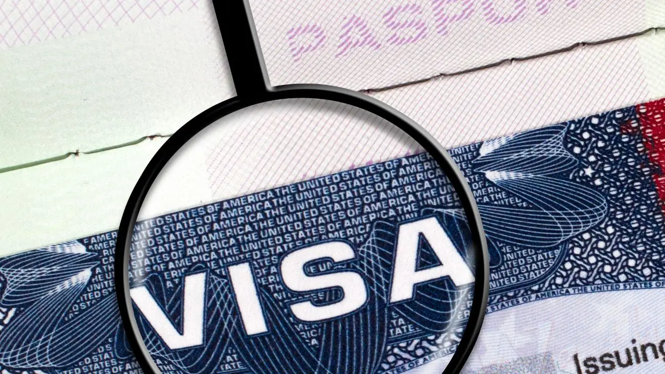 EE.UU. implementará tarifa de $250 a turistas con visa