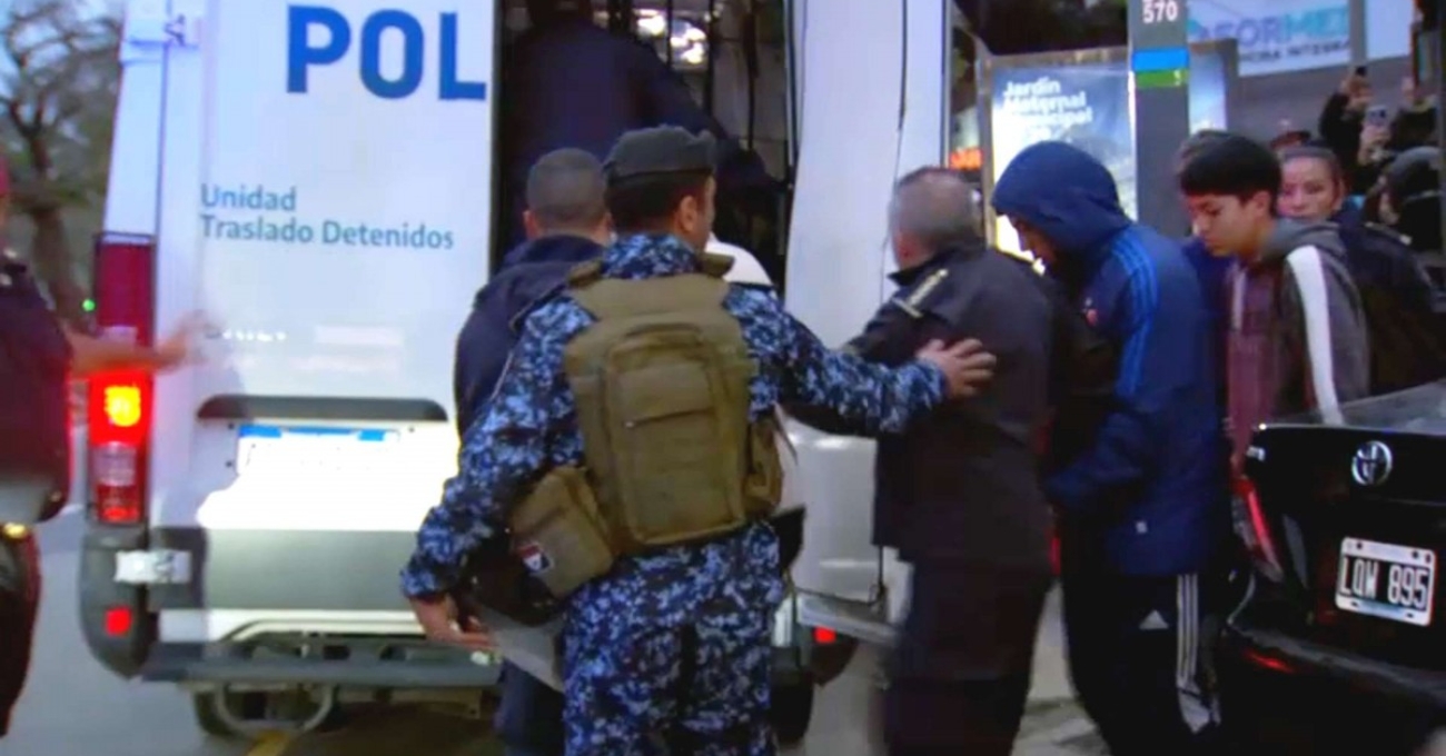 Justicia argentina ordena liberar a 103 chilenos detenidos tras incidentes en partido de la "U" e Independiente Justicia argentina ordena liberar a 103 chilenos detenidos tras incidentes en partido de la "U" e Independiente
