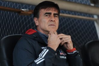 Bloque del CSD en Blanco y Negro impulsa regreso de Gustavo Quinteros a la banca de Colo Colo