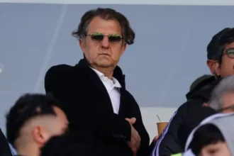 Aníbal Mosa critica al Bloque Vial por retrasar salida de Jorge Almirón en Colo Colo