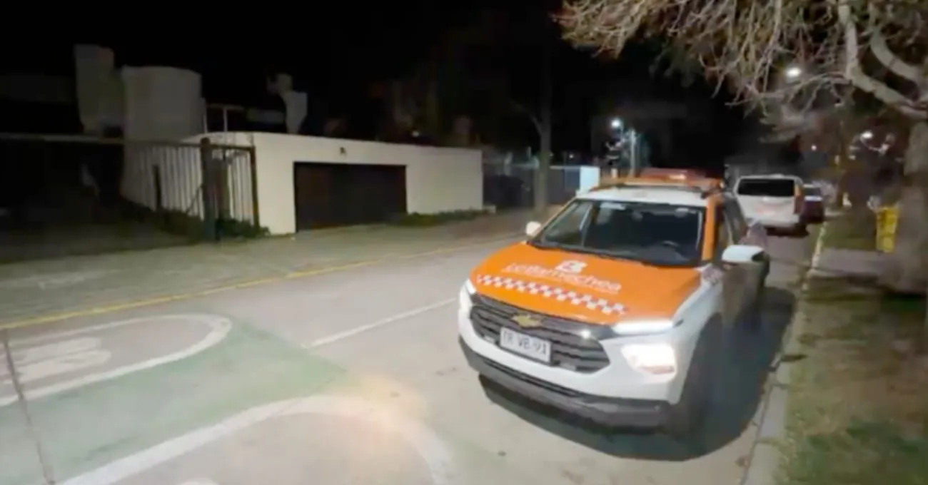 Violento asalto en Lo Barnechea: delincuentes golpearon al dueño y huyeron con su auto Violento asalto en Lo Barnechea: delincuentes golpearon al dueño y huyeron con su auto