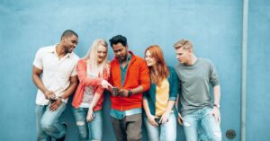 Generación Z y millennials reinventan encuentros financieros