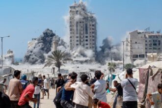 Israel bombardea torre en Gaza tras amenaza de escalada