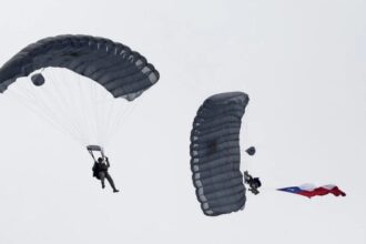 60 años de la Escuela de Paracaidistas: Histórico salto de 21 miembros incluyendo a la primera mujer, en la Parada Militar 2025 en Chile