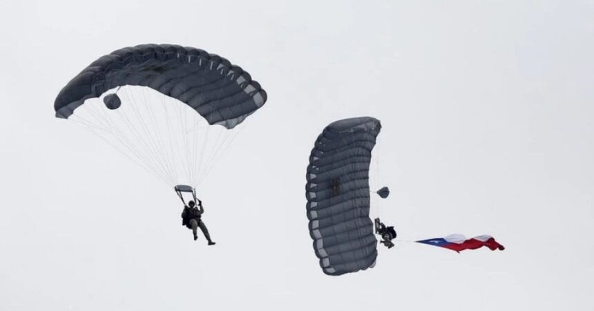 60 años de la Escuela de Paracaidistas: Histórico salto de 21 miembros incluyendo a la primera mujer, en la Parada Militar 2025 en Chile