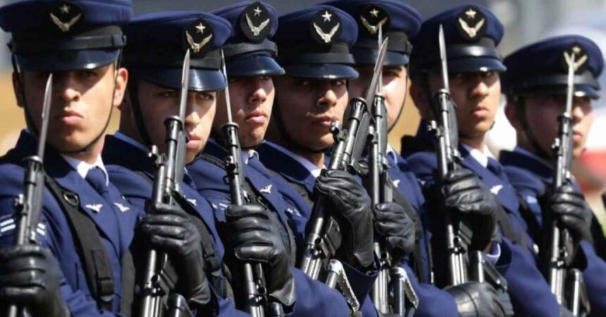 Descubre cuánto gana un cabo recién egresado de la Fuerza Aérea de Chile: Sueldos por grado revelados