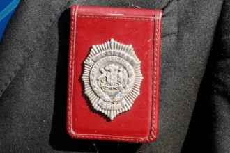 Descubre los sueldos de un detective recién egresado en la Policía de Investigaciones de Chile según su grado jerárquico