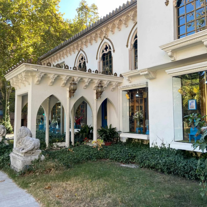 En pleno barrio El Golf y de estilo veneciano-árabe: Este es el precio de la casa en venta del fallecido peluquero Pato Araya