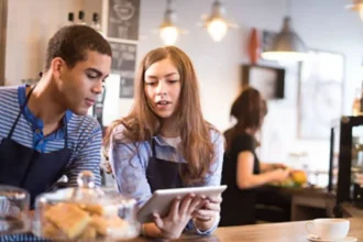 Descubre cómo jóvenes trabajadores de hasta 25 años pueden recibir hasta $670 mil en ayudas del Estado