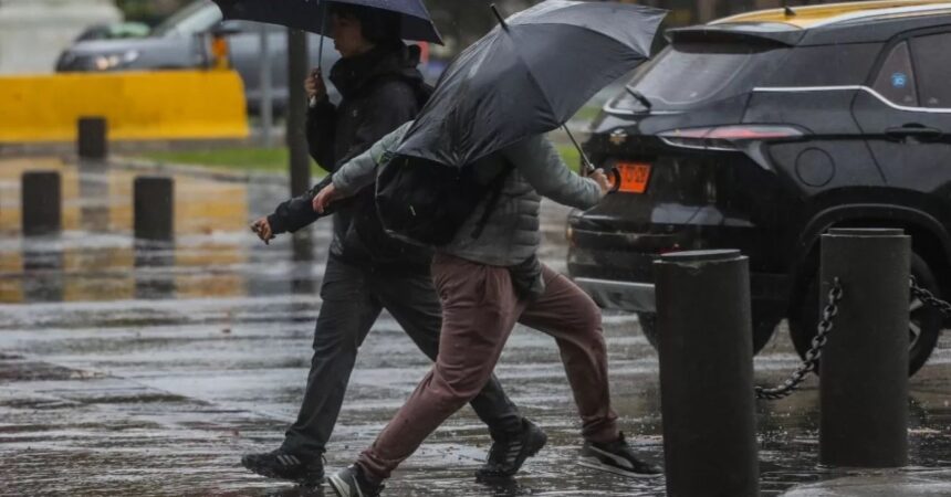 Sistema frontal traerá lluvias a la zona central: Santiago y Valparaíso esperan hasta 8,6 mm diarios este fin de semana