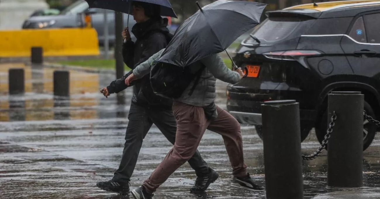 Sistema frontal traerá lluvias a la zona central: Santiago y Valparaíso esperan hasta 8,6 mm diarios este fin de semana Sistema frontal traerá lluvias a la zona central: Santiago y Valparaíso esperan hasta 8,6 mm diarios este fin de semana