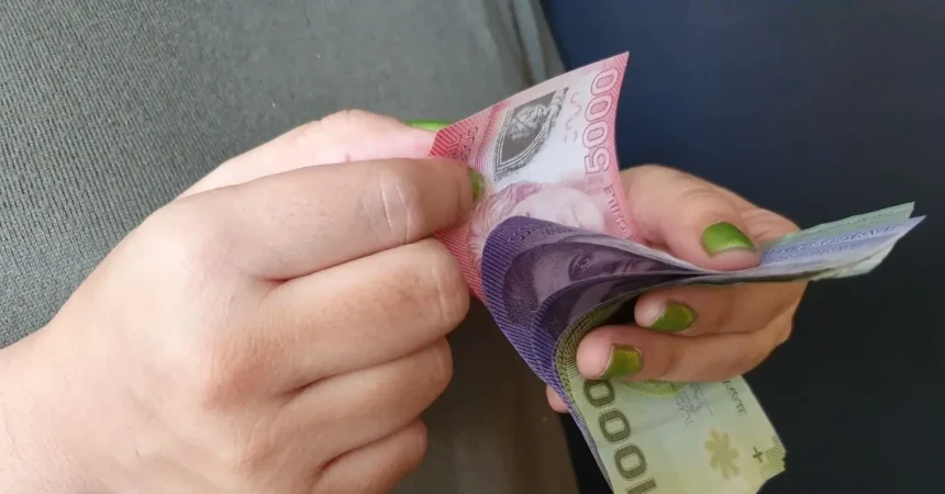 Adultos mayores podrán cobrar varios beneficios en octubre: revisa los pagos disponibles