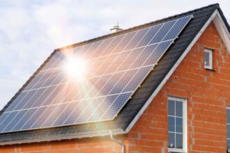 Descubre cómo la ubicación de tus paneles solares puede impactar su eficiencia y tu inversión