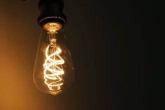 Casi 230 mil nuevos hogares recibirán el subsidio eléctrico en octubre: Una medida valorada positivamente por las familias