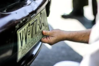 Chile anuncia nueva configuración de patentes de vehículos y presenta la 'patente verde' para modelos eléctricos