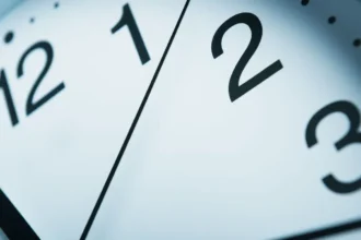 Descubre cuándo será el primer cambio de horario en Chile para el 2026