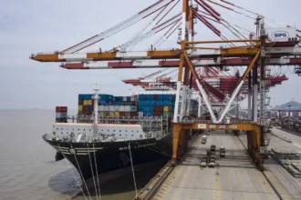 América Latina enfrenta doble riesgo por dependencia de China, alerta Moody's