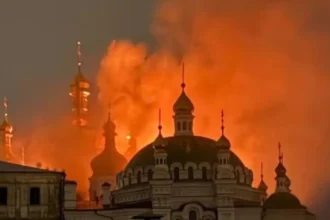 Bombardeo ruso deja incendios en el Monasterio de las Cuevas de Kiev, Patrimonio de la Humanidad
