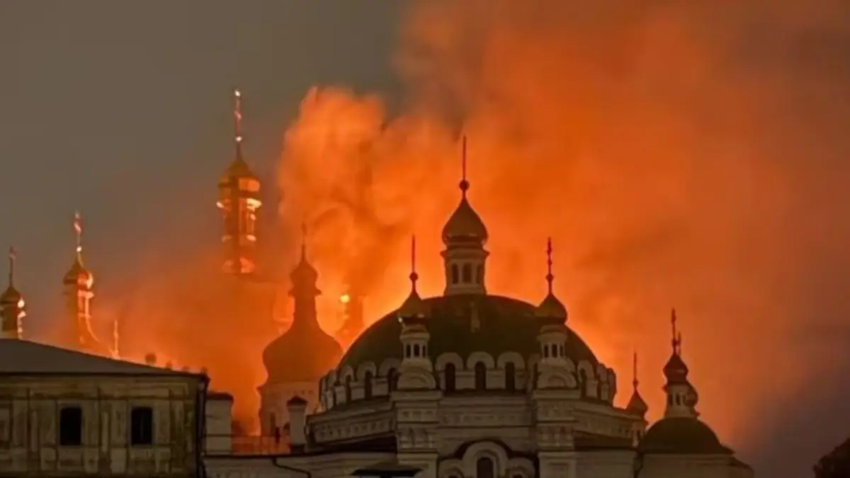 Bombardeo ruso deja incendios en el Monasterio de las Cuevas de Kiev, Patrimonio de la Humanidad Bombardeo ruso deja incendios en el Monasterio de las Cuevas de Kiev, Patrimonio de la Humanidad