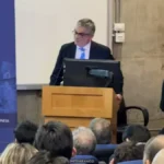 Boric regresa a la escena pública en la presentación del libro de Mario Marcel