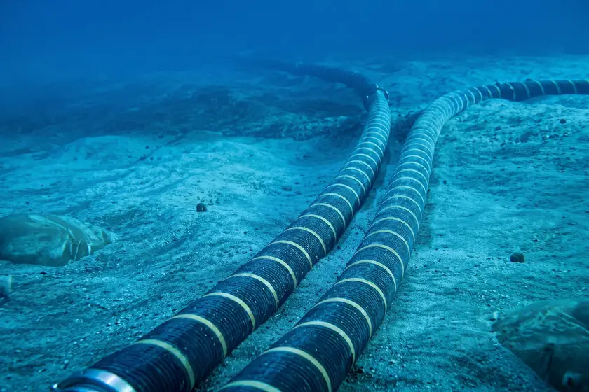 Cables submarinos: la física que los mantiene en el fondo del océano Cables submarinos: la física que los mantiene en el fondo del océano