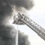 Clases suspendidas en colegios de Cerrillos por incendio en empresa de neumáticos