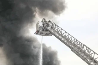 Clases suspendidas en colegios de Cerrillos por incendio en empresa de neumáticos