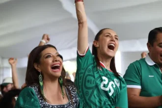 Claudia Sheinbaum asiste a inauguración del Mundial en un deportivo de Morena en Ciudad de México