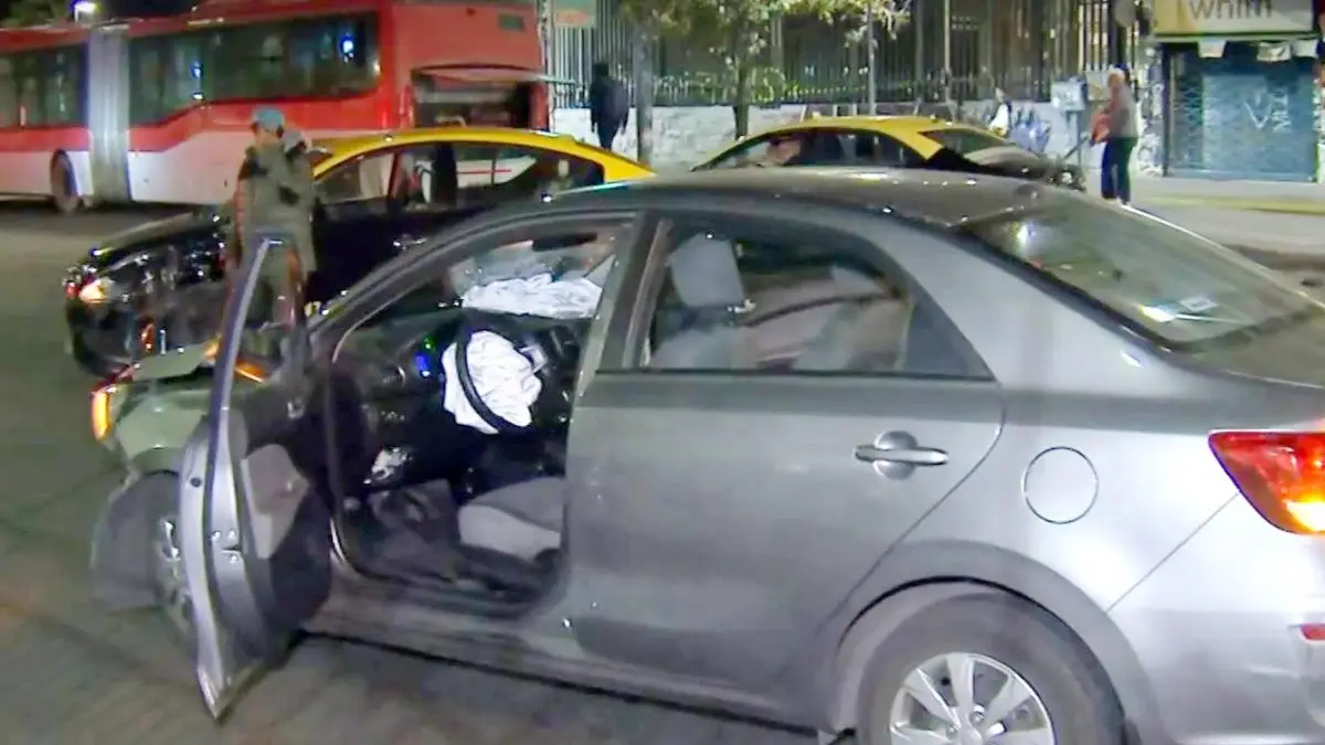 Colisión entre taxi y automóvil en Santiago genera congestión y revela múltiples infracciones Colisión entre taxi y automóvil en Santiago genera congestión y revela múltiples infracciones