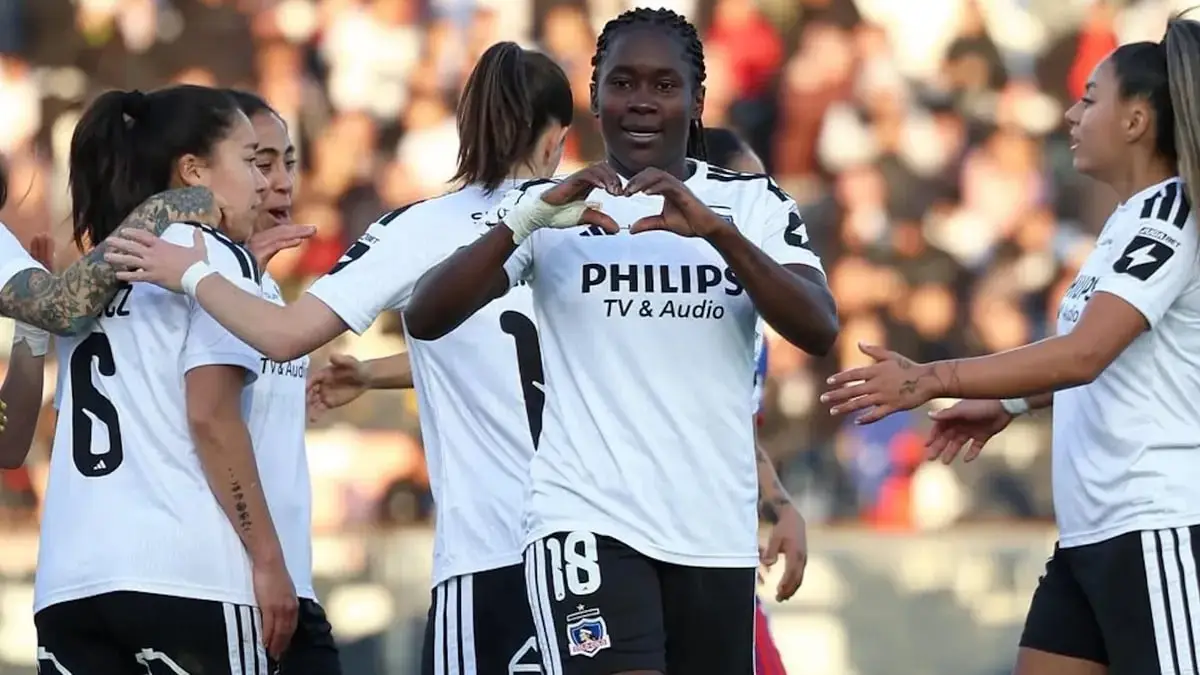 Colo Colo mantiene su invicto tras golear a Universidad de Chile en el Superclásico Colo Colo mantiene su invicto tras golear a Universidad de Chile en el Superclásico