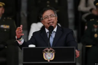 Crisis Institucional en Colombia: Gustavo Petro Suspendido Provisionalmente por la Cámara
