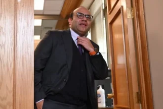 Defensa del Gobierno ante cobros del CAE genera debate en medio de críticas