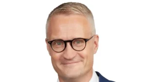 Diputado finlandés Jarno Limnell reporta asalto en el centro de Santiago mientras participaba en evento de ciberseguridad