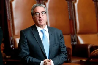 El gobierno ratifica al embajador Gabriel Zaliasnik en medio de investigación del Ministerio Público