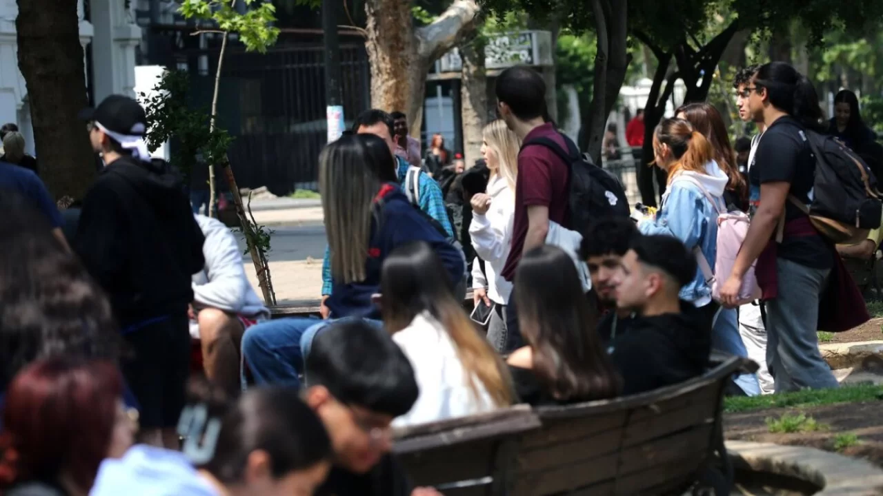 Encuesta revela respaldo ciudadano para cobro de deudas del CAE en Chile Encuesta revela respaldo ciudadano para cobro de deudas del CAE en Chile