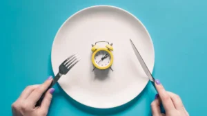Estudio evidencia que ayuno intermitente puede reconfigurar el cerebro y afectar antojos