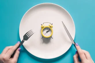 Estudio evidencia que ayuno intermitente puede reconfigurar el cerebro y afectar antojos