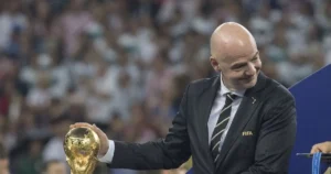 Gianni Infantino se desvincula de la deportación del árbitro somalí Omar Artan
