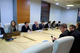 Hacienda y alcaldes no logran acuerdo sobre reducción de contribuciones a adultos mayores