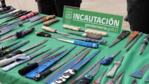 Incautan más de 100 armas cortopunzantes y drogas en cárcel de Antofagasta