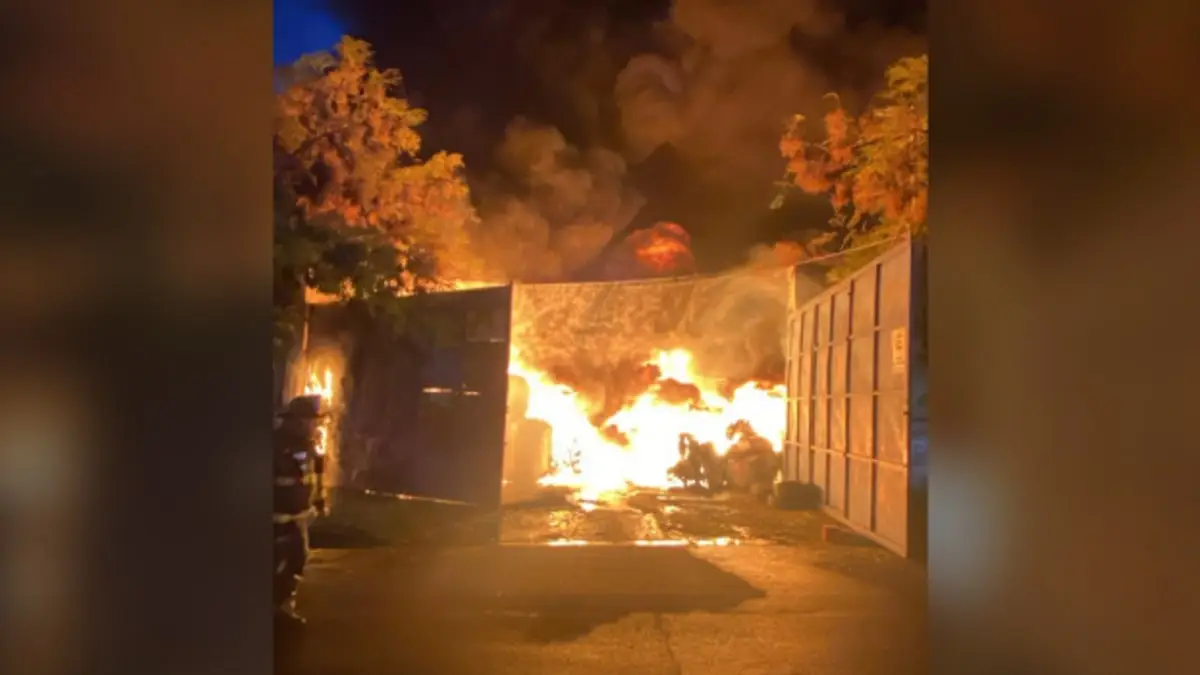 Incendio en procesadora de neumáticos en Cerrillos genera alarma en la RM Incendio en procesadora de neumáticos en Cerrillos genera alarma en la RM