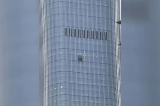 Incidente aéreo en Pekín: avioneta impacta en el edificio más alto del país