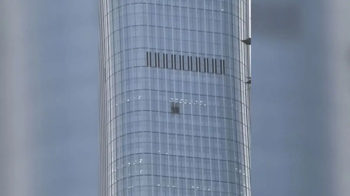 Incidente aéreo en Pekín: avioneta impacta en el edificio más alto del país