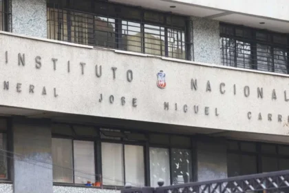 Instituto Nacional suspende clases por amenaza de tiroteo en Santiago