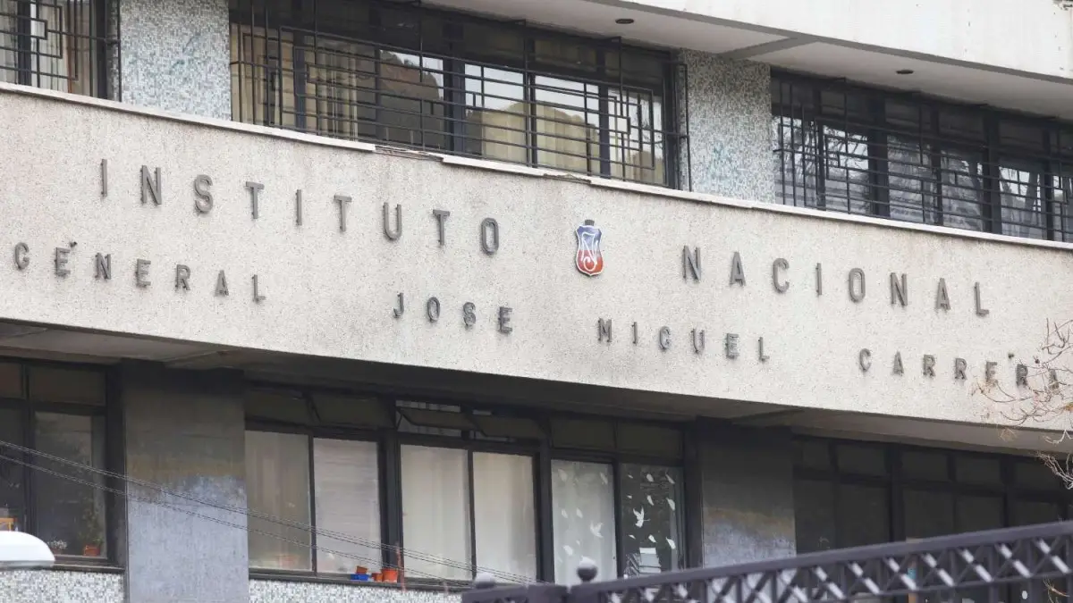 Instituto Nacional suspende clases por amenaza de tiroteo en Santiago Instituto Nacional suspende clases por amenaza de tiroteo en Santiago