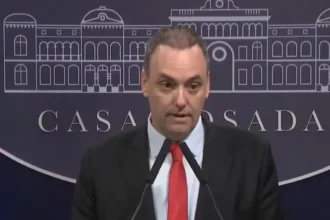 Jefe de gabinete de Milei admite ocultamiento de medio millón de dólares en declaraciones patrimoniales