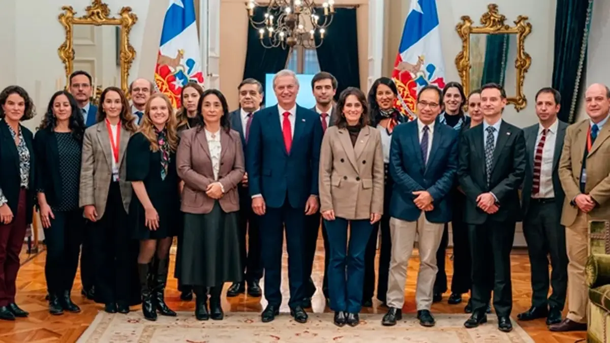 Kast presenta asesores del Plan "Chile Renace" con figuras destacadas como Sergio Micco y Beatriz Hevia Kast presenta asesores del Plan "Chile Renace" con figuras destacadas como Sergio Micco y Beatriz Hevia