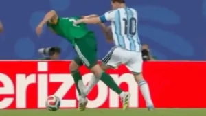 La controversia por el planchazo de Messi y la ausencia de sanción