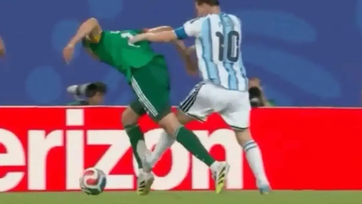 La controversia por el planchazo de Messi y la ausencia de sanción La controversia por el planchazo de Messi y la ausencia de sanción