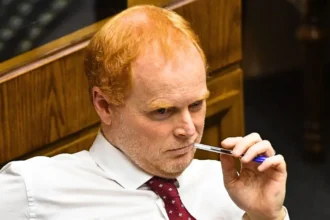 La DC responde a Rojo Edwards por amenaza a Boric sobre su sueldo vitalicio
